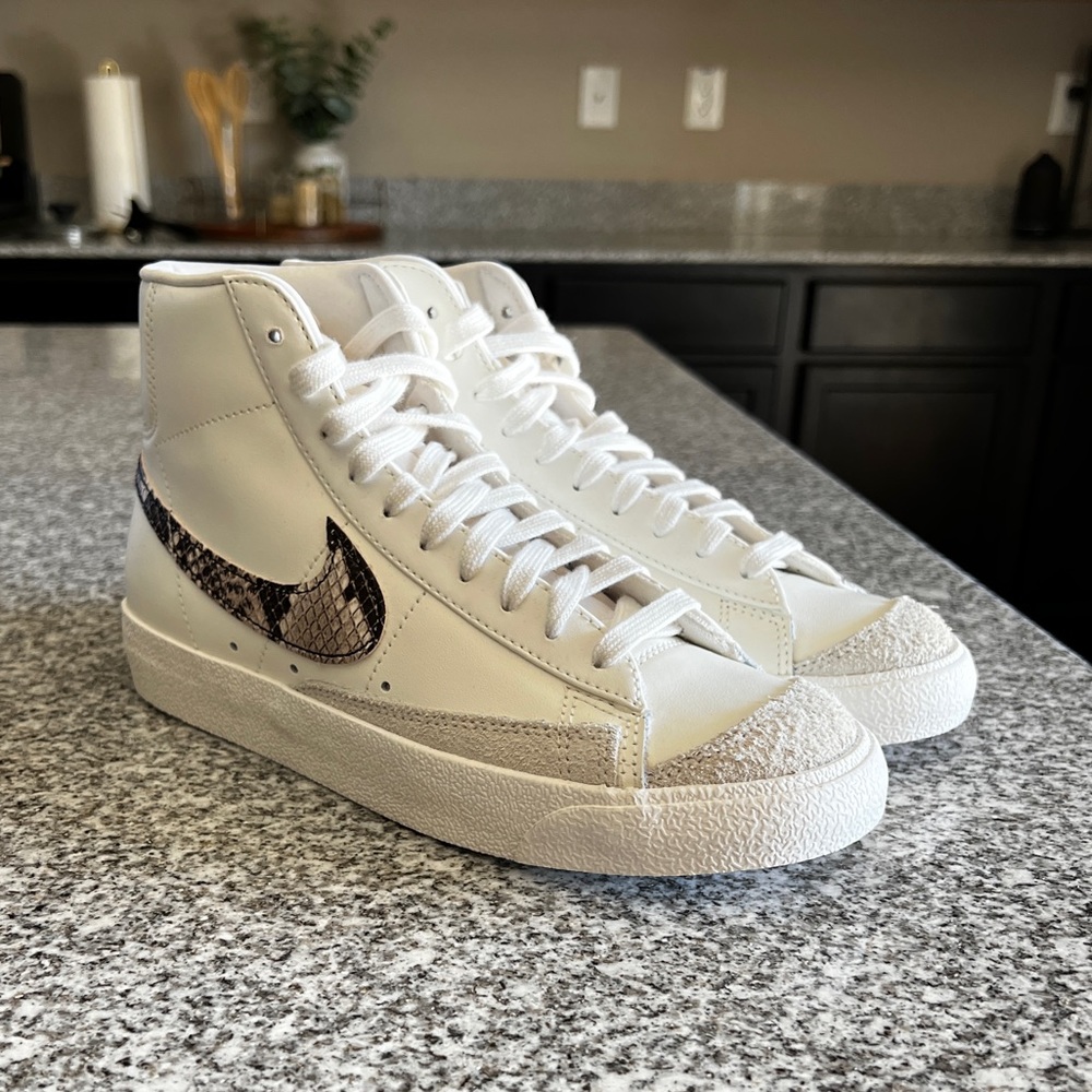 Never worn women’s Nike blazers size 7.5